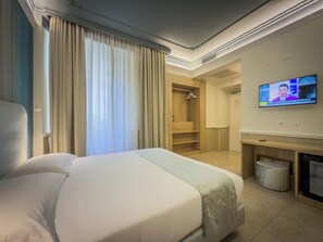 Habitación superior con 1 cama matrimonial o 2 individuales | Ropa de cama de alta calidad y minibar 