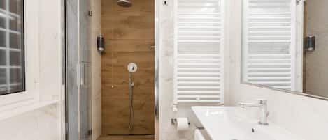 Haartrockner, Bidet, Handtücher, Seife