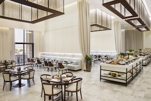 Tägliches Frühstücksbuffet gegen Gebühr