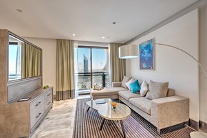 迷你吧、客房内保险箱、办公桌、笔记本电脑工作区