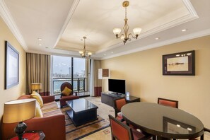 40-Zoll-Flachbildfernseher mit Satellitenempfang, Fernseher