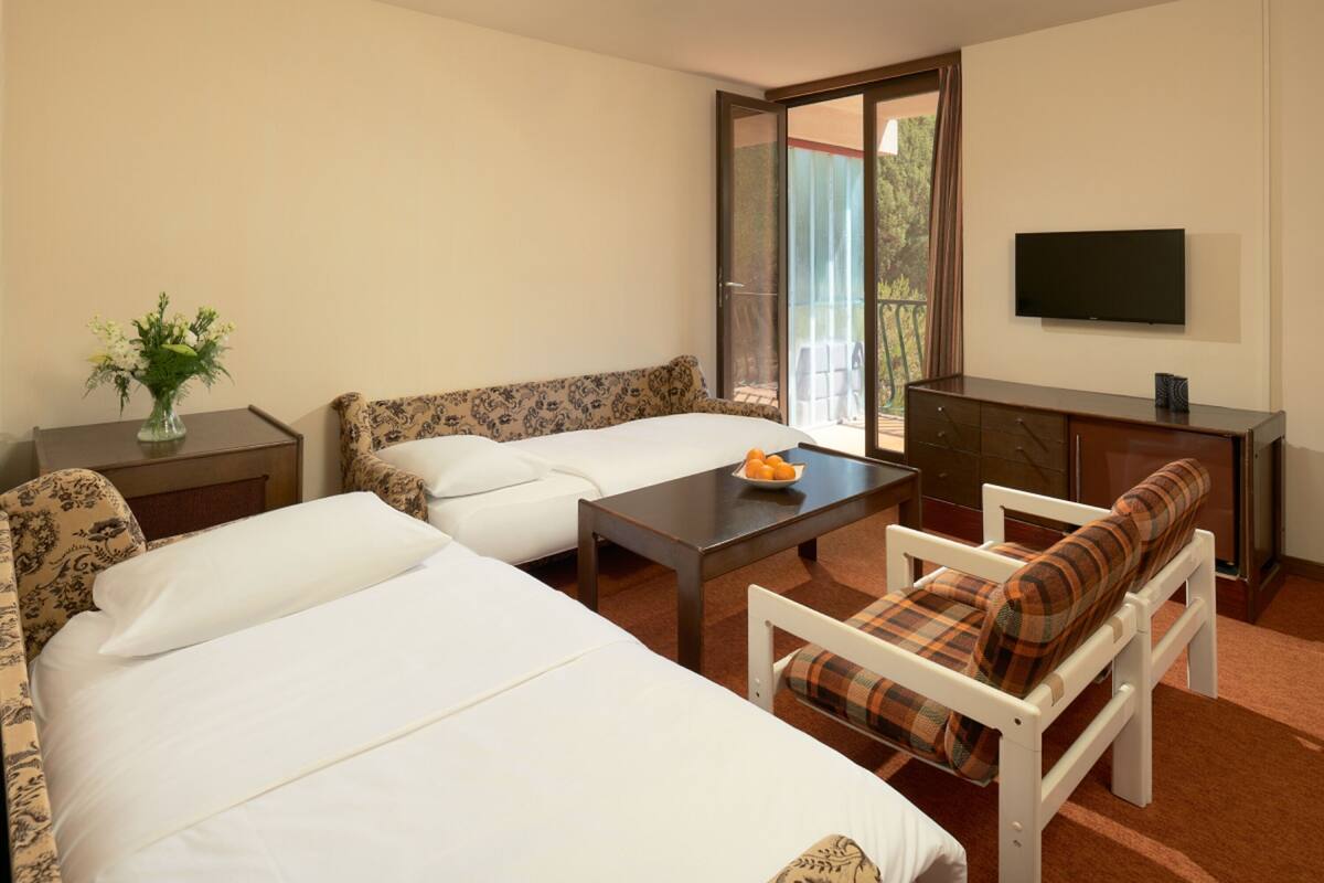 Room for 2+2 | Desk, blackout drapes, WiFi (free), bed sheets