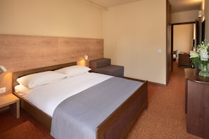Room for 2+2 | Meja kerja, tirai kedap cahaya, Wi-Fi gratis, dan seprai linen