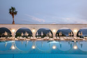 Outdoor pool, pool umbrellas, sun loungers