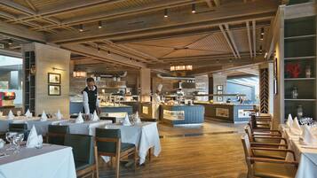 3 restaurants; breakfast, lunch, and dinner served