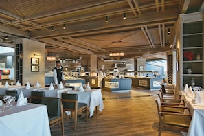 3 restaurants; breakfast, lunch, and dinner served