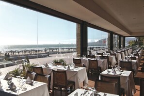 3 restaurants; breakfast, lunch, and dinner served