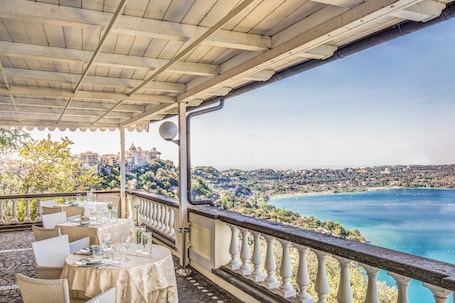 Outdoor dining. Hotel Castel Vecchio