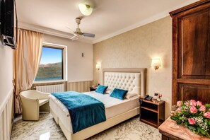 客室ごとに異なるインテリア、デスク、WiFi (無料)