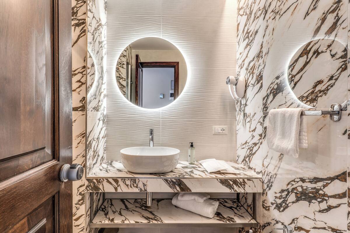 shower, free toiletries, hair dryer, bidet