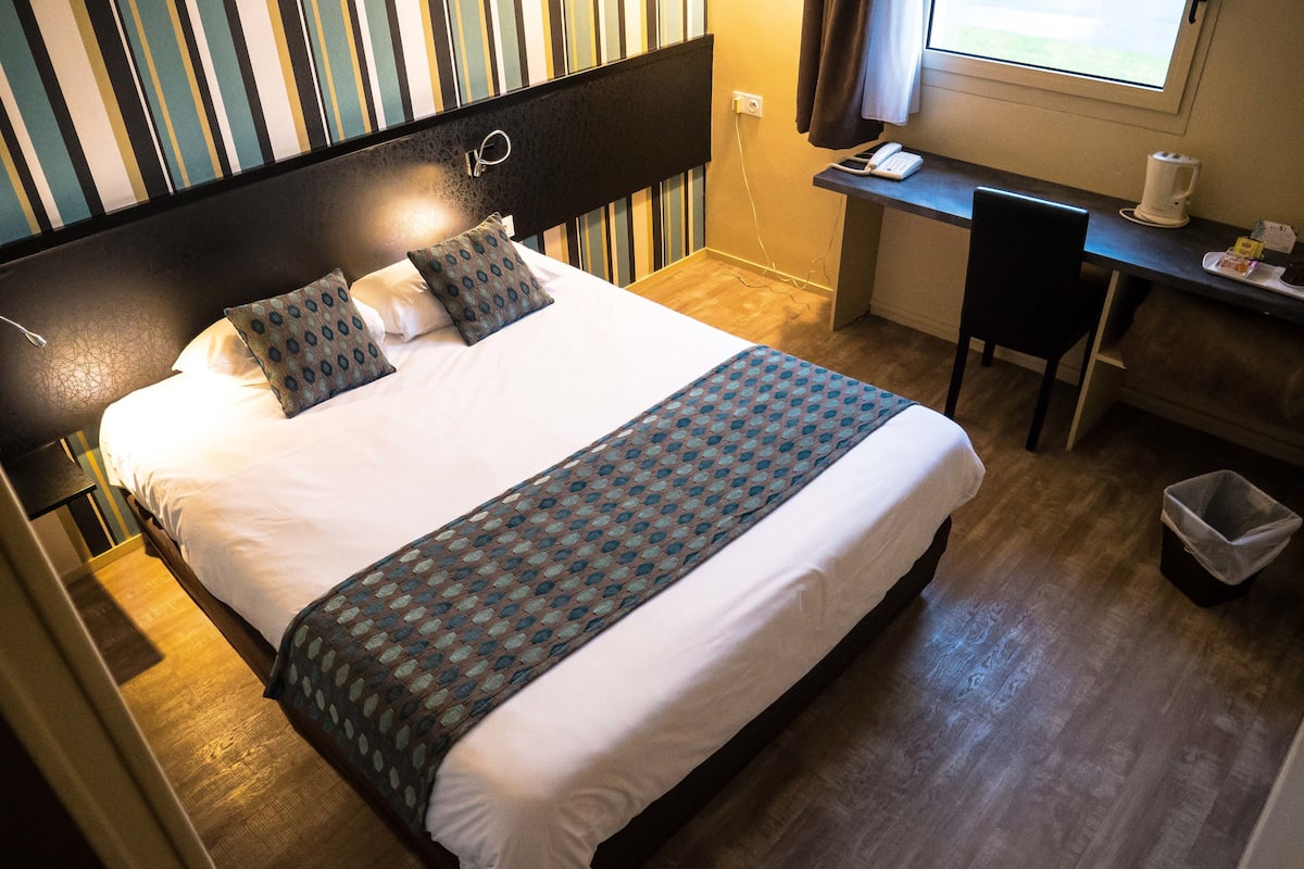 comfort double room | 8 bedrooms, desk, blackout curtains, soundproofing