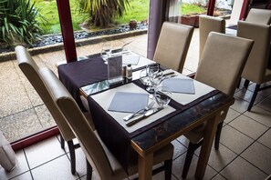 Se sirven almuerzos y cenas, cocina local