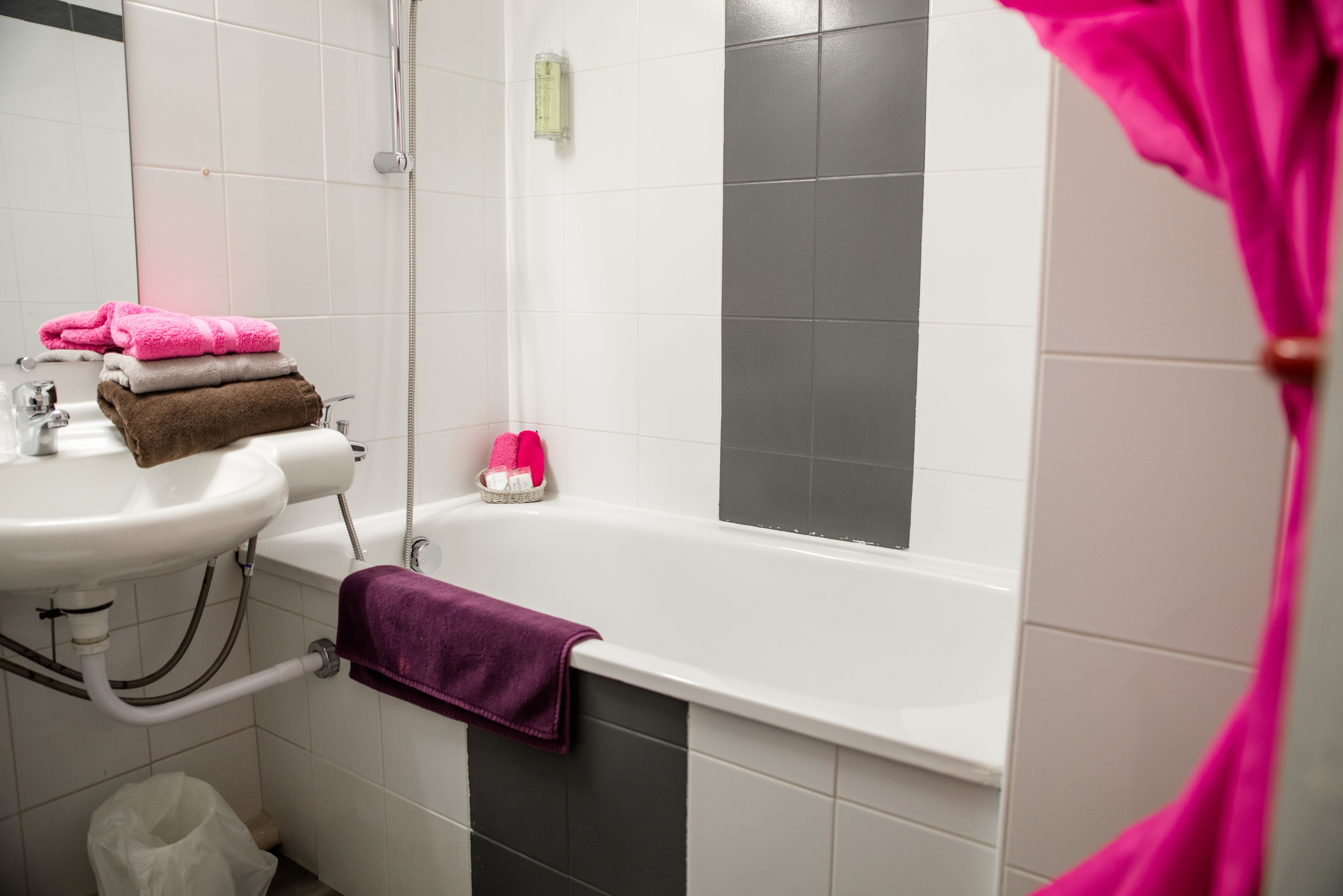 comfort double room | bathroom | combined shower/bathtub, free toiletries, towels