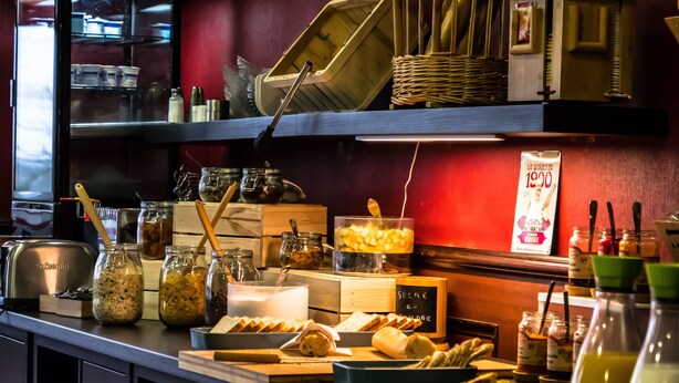 Un buffet proposant une variété de plats et d'accompagnements.