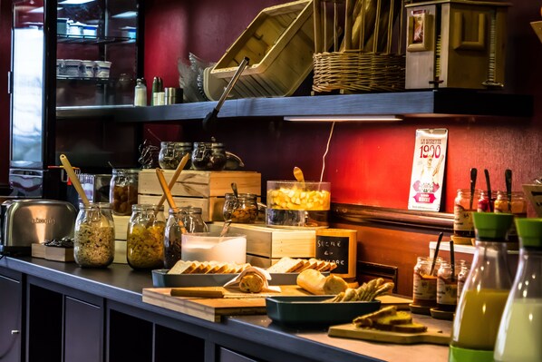 Petit déjeuner buffet (13.50 EUR par personne)