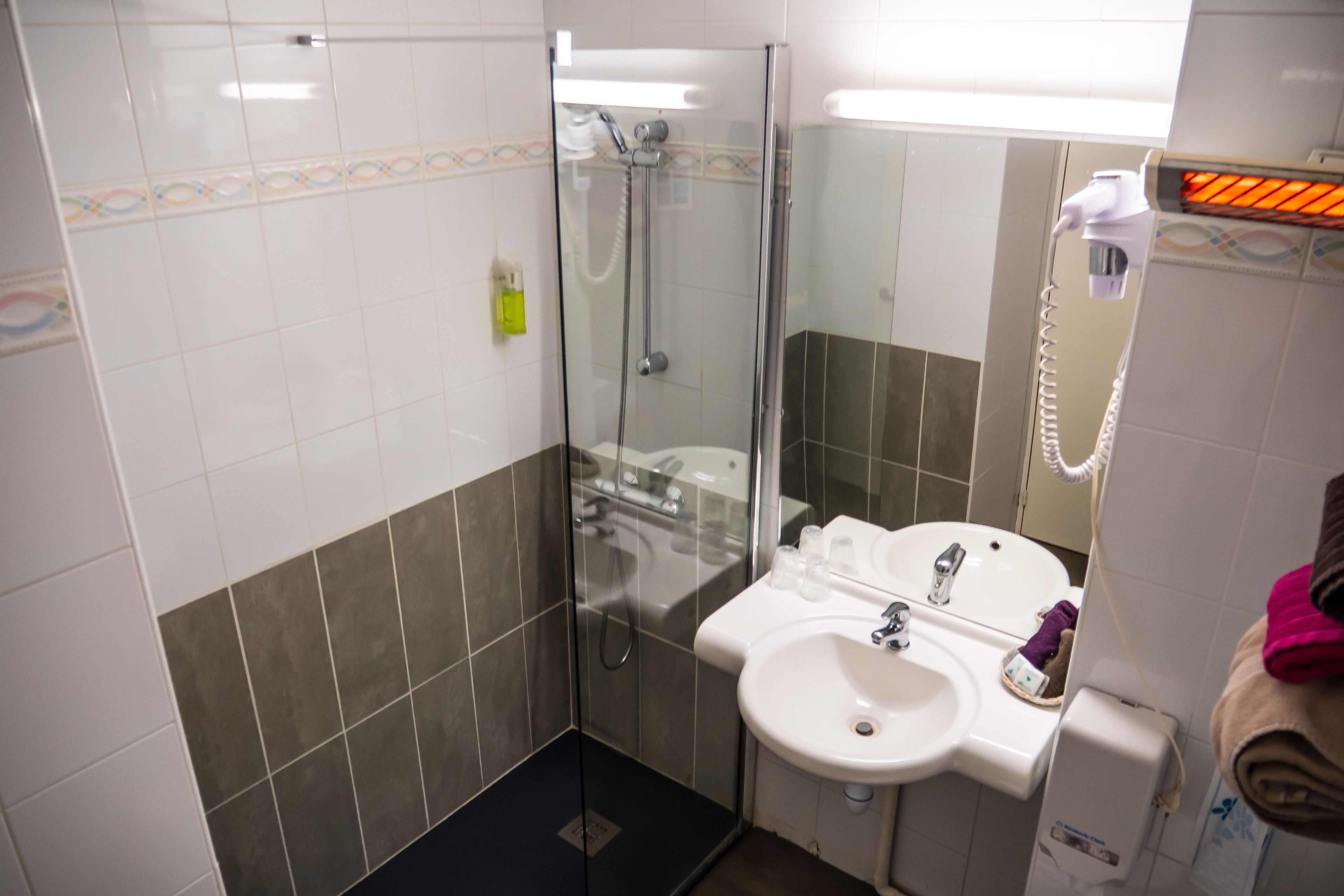 combined shower/bathtub, free toiletries, towels