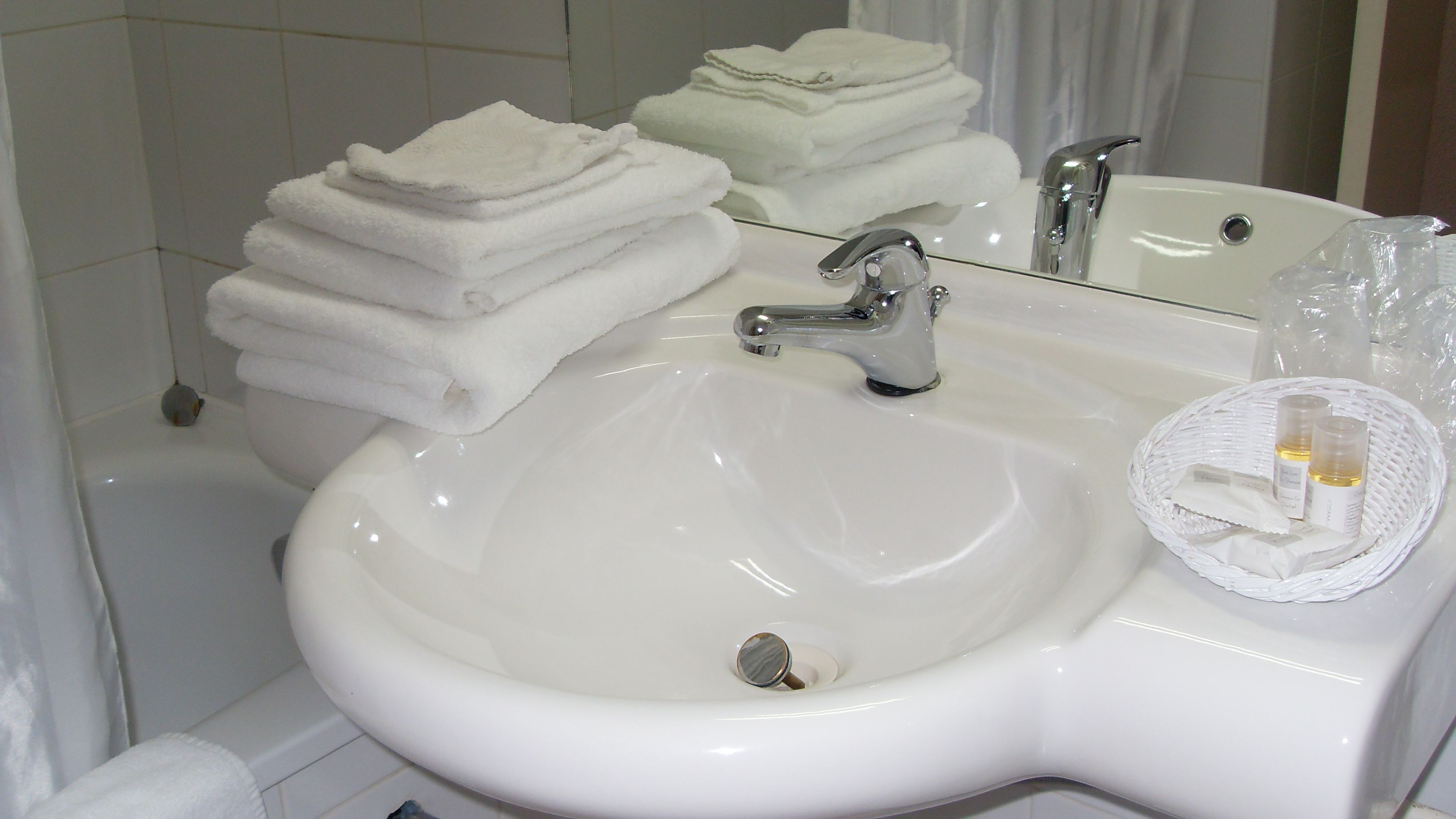 standard room | bathroom | combined shower/bathtub, free toiletries, towels