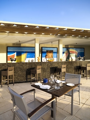 4 restaurants, lunch, dinner served; international cuisine
