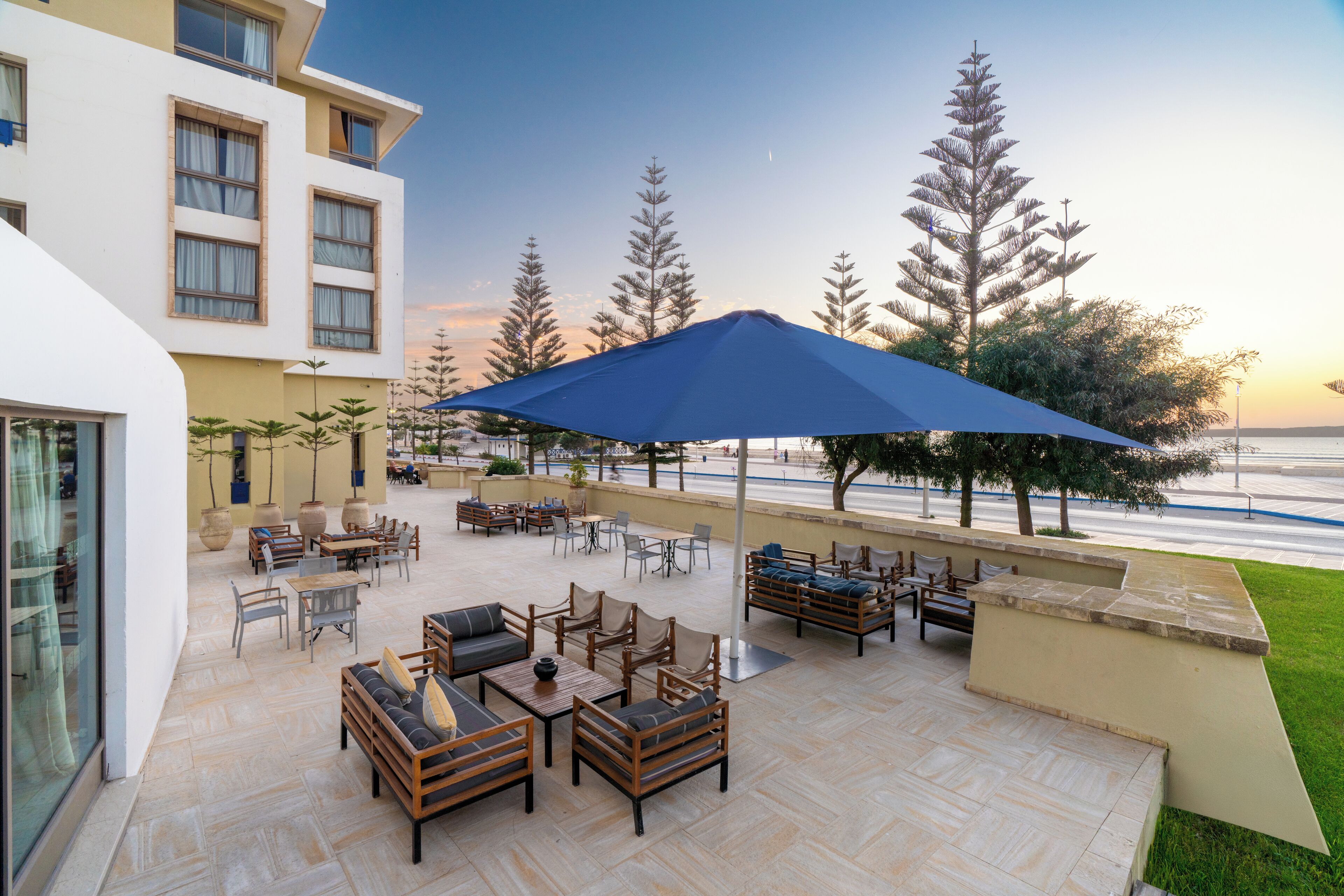 4 restaurants, lunch, dinner served; international cuisine