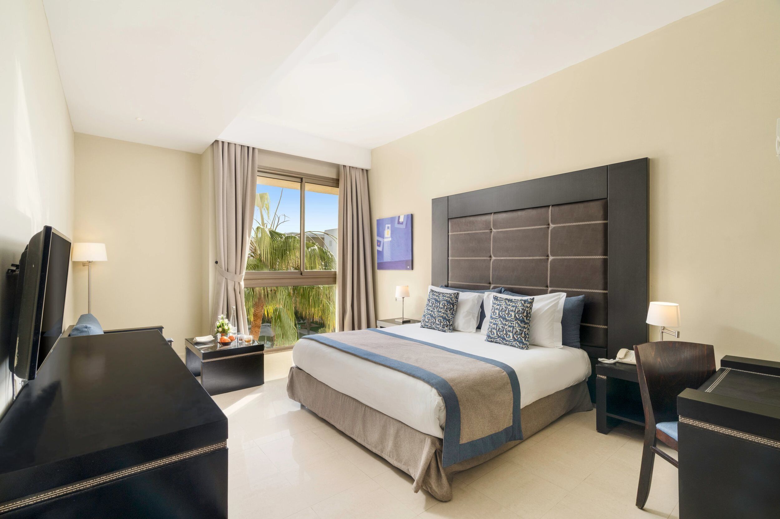 Habitación doble estándar, vista al jardín | Ropa de cama de alta calidad y minibar 