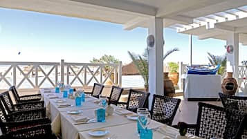 4 restaurants, lunch, dinner served; international cuisine