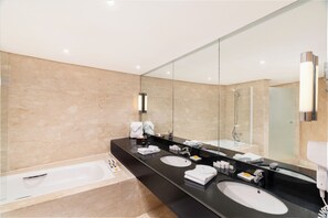 Een bad, gratis toiletartikelen, een haardroger, badjassen