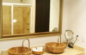 Buồng tắm vòi sen, đồ dùng nhà tắm miễn phí, máy sấy tóc, khăn tắm 