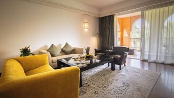 Royal Suite | Minibar, in-room safe, desk, laptop workspace