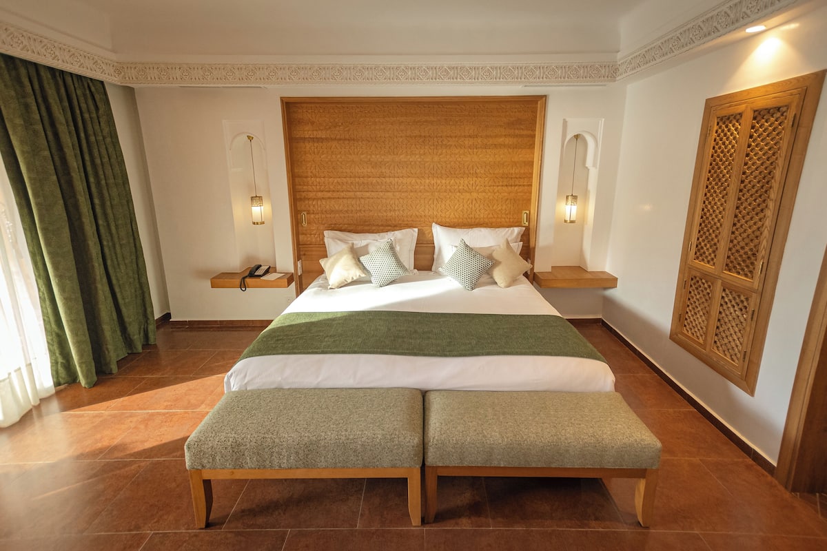 Suite, 1 King Bed with Sofa bed (Prestige) | 1 bedroom, minibar, in-room safe, desk