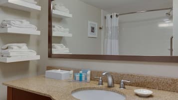 Combined shower/tub, free toiletries, hair dryer, towels