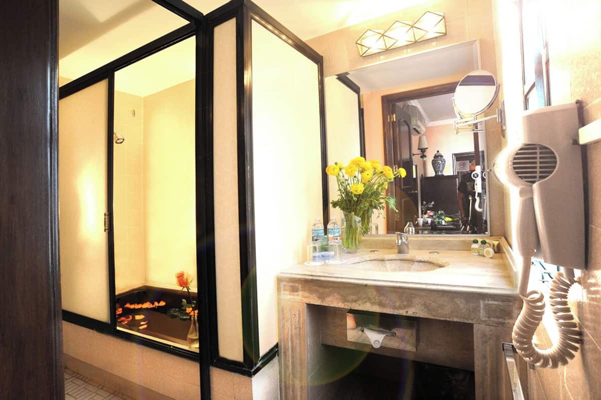 Classic Studio Suite | Bathroom