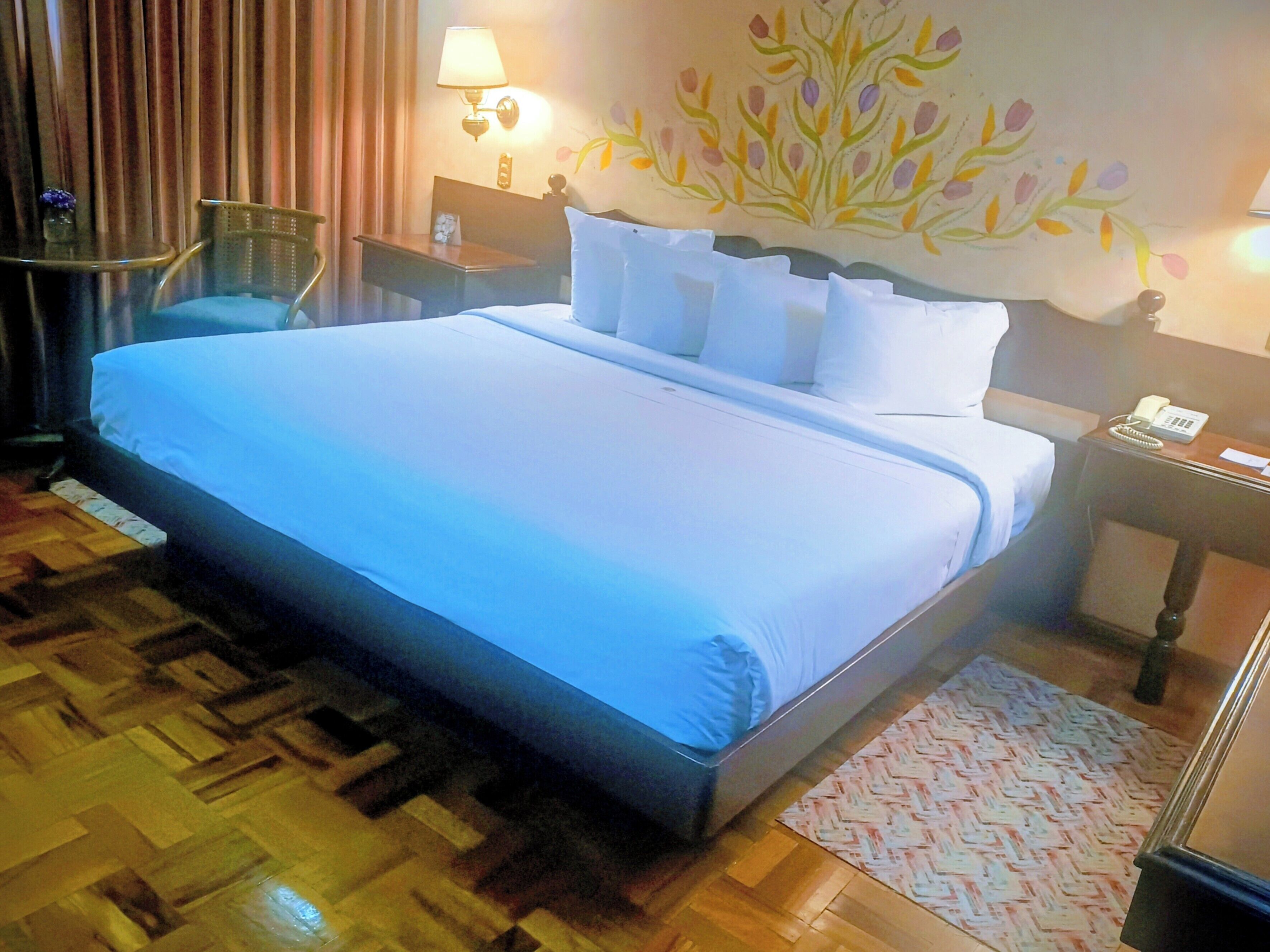 junior room | 1 bedroom, premium bedding, pillow-top beds, in-room safe