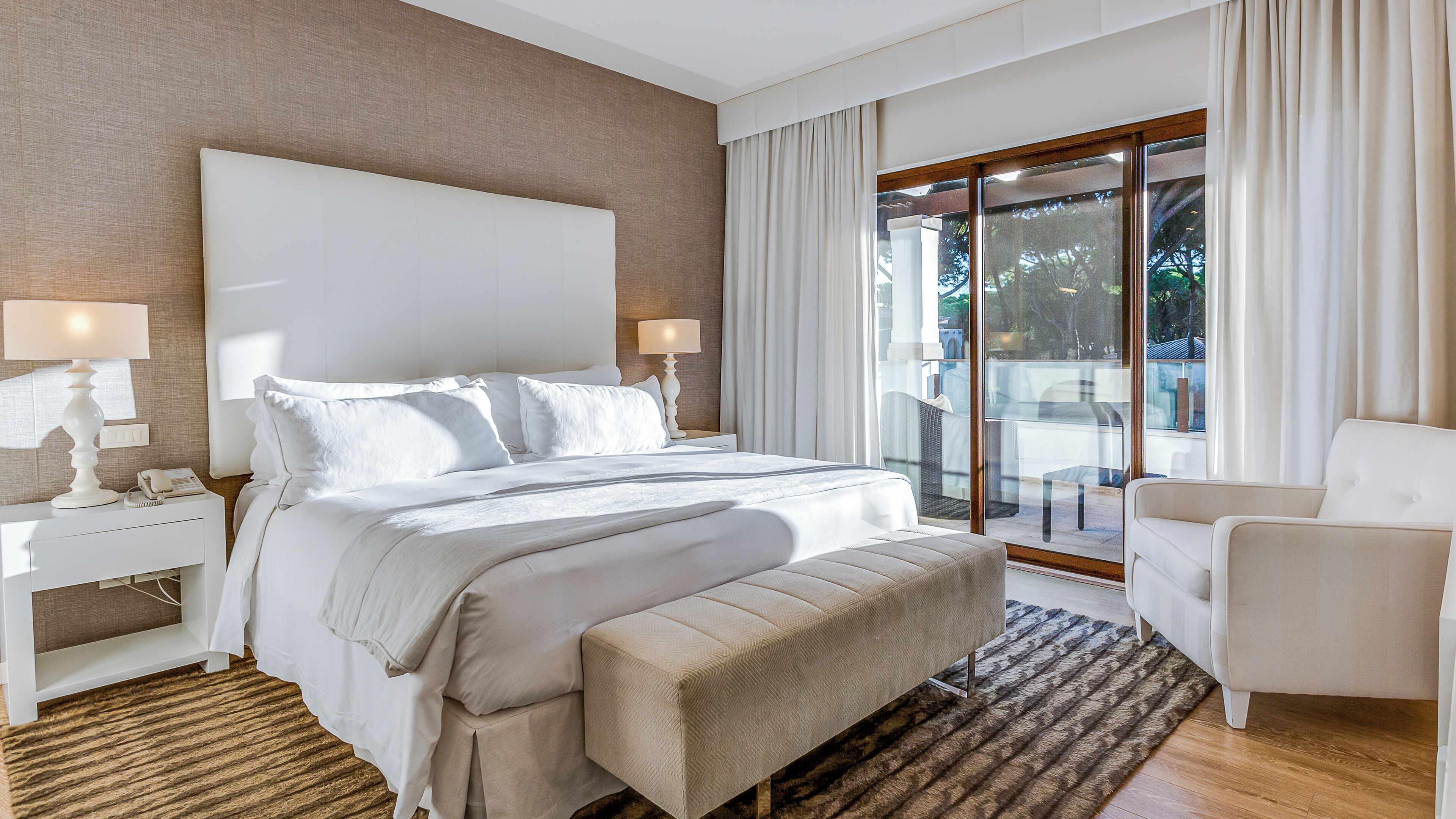 Caja de seguridad en la habitación y tabla de planchar con plancha 