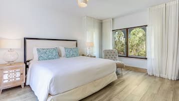 Caja de seguridad en la habitación y tabla de planchar con plancha