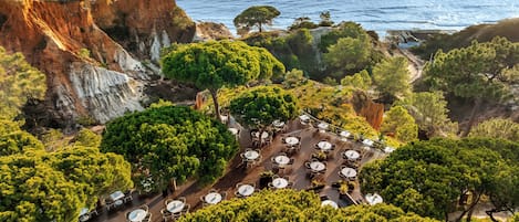 2 bars/lounges, een swim-up bar, een poolbar