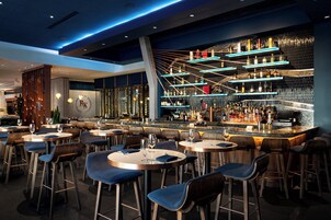 Σερβίρεται πρωινό και μεσημεριανό, με τοπική και διεθνής κουζίνα