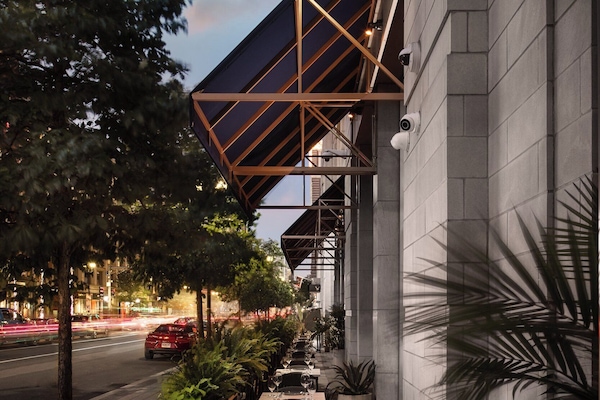 Serveert ontbijt, lunch, diner, lokale en internationale gerechten