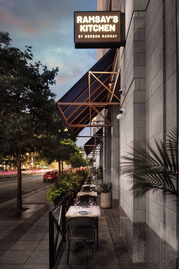 供应早餐、午餐和晚餐，本地与国际菜