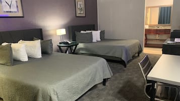 Rom – deluxe, 2 queensize-senger | Skrivebord, skrivebord for bærbar PC og blendingsgardiner