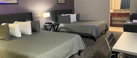 Habitación Deluxe, 2 camas de matrimonio | Escritorio, espacio para trabajar con un portátil, cortinas opacas