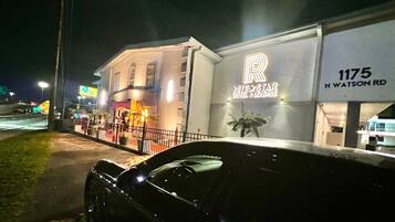 Een hotel met een opvallend ‘R’ logo, gelegen aan 1175 N Watson Rd.