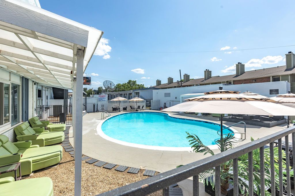 Piscine extérieure, cabanons gratuits, chaises longues