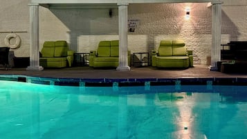 Alberca al aire libre, camas balinesas gratuitas y camastros