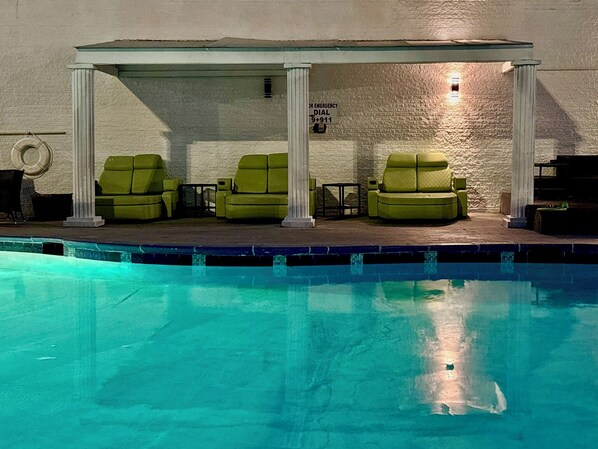 Piscina a l'aire lliure (horari: 10:00-22:00) i cabanes gratuïtes 