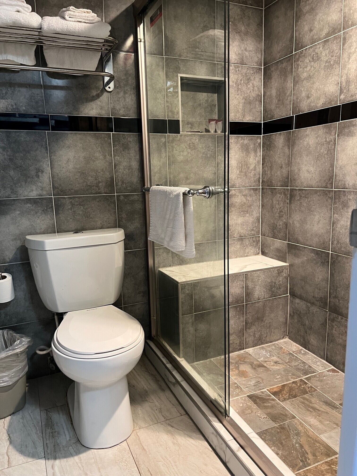 Kostenlose Toilettenartikel, Haartrockner, Handtücher, Seife