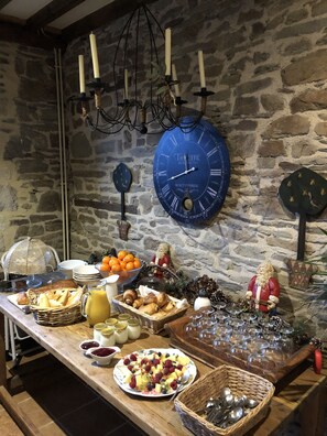 Daily continental breakfast (EUR 5 per person)