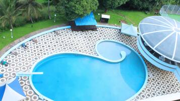 Piscina coperta, piscina all'aperto, lettini
