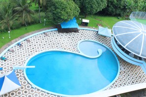 Sisäuima-allas, ulkouima-allas, aurinkotuoleja