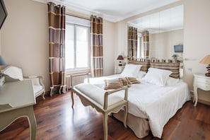 Quarto casal, vista para a cidade | Frigobar, individualmente decorados, individualmente mobiliados