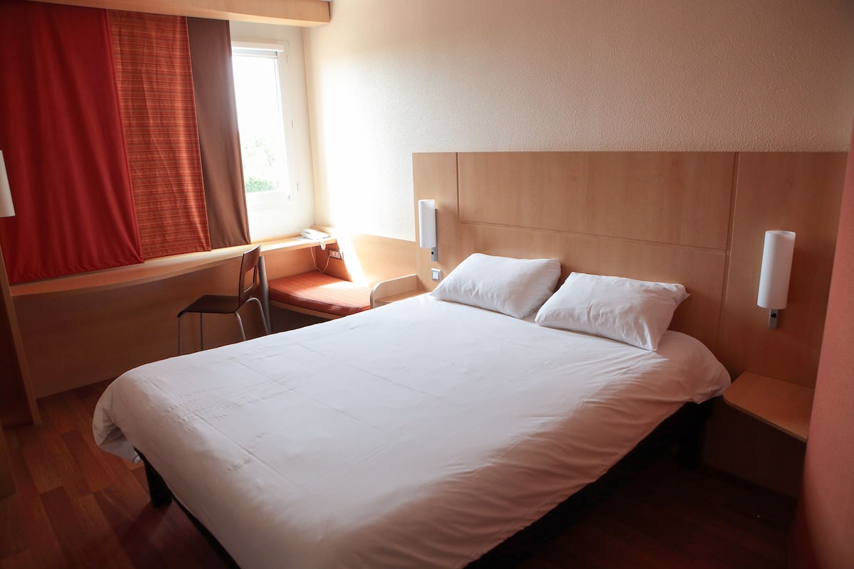 standard room, 1 double bed | desk, blackout curtains, soundproofing, iron/ironing board